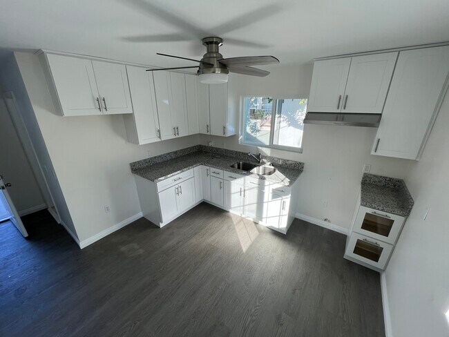 Foto del edificio - 8153 Hazeltine Ave
