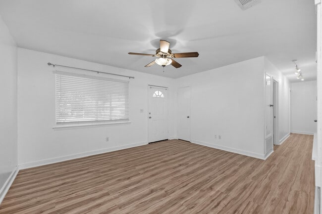 Foto del edificio - 5229 Compass Ct