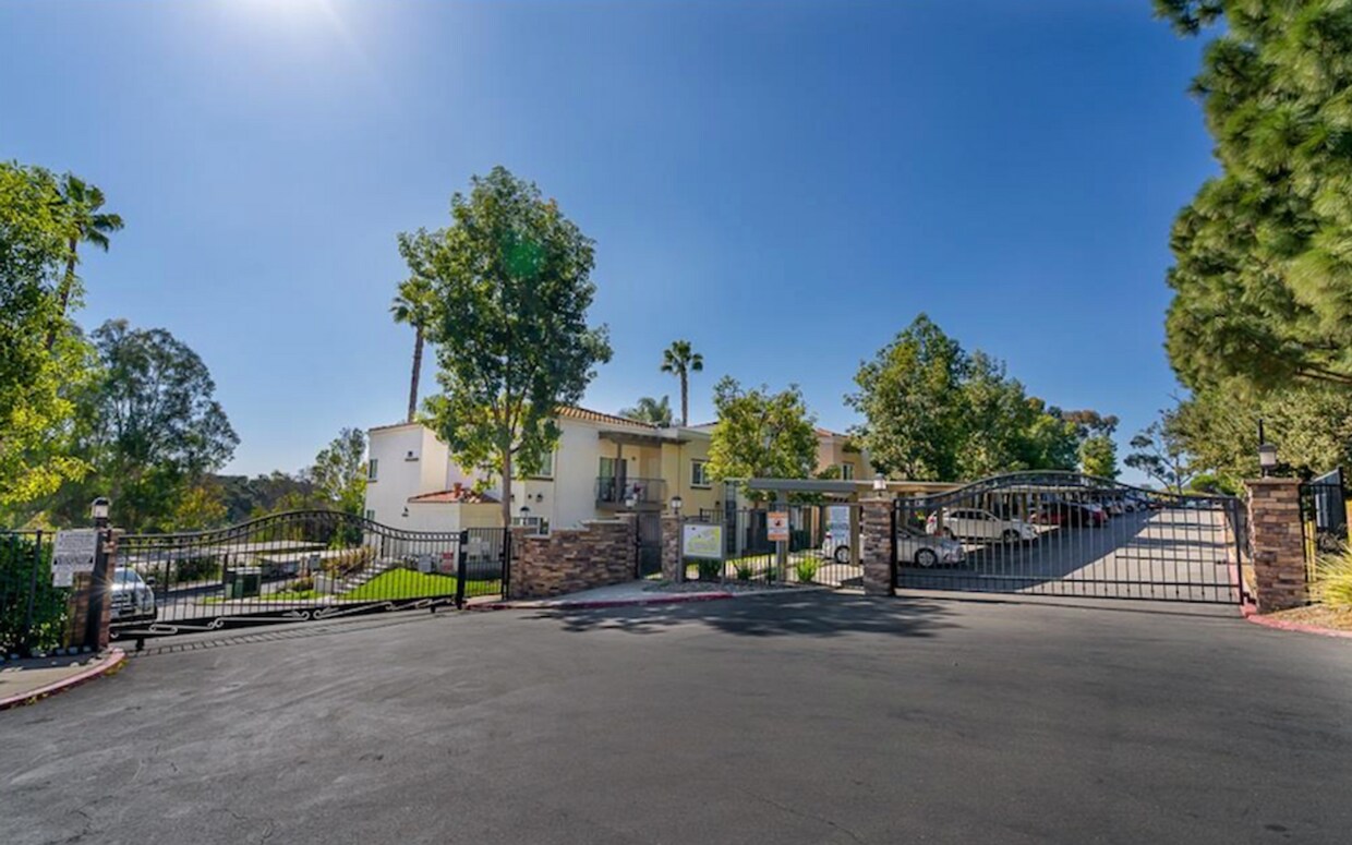 Foto principal - Remodeled Condo - 2 Story - Complex W/ Poo...
