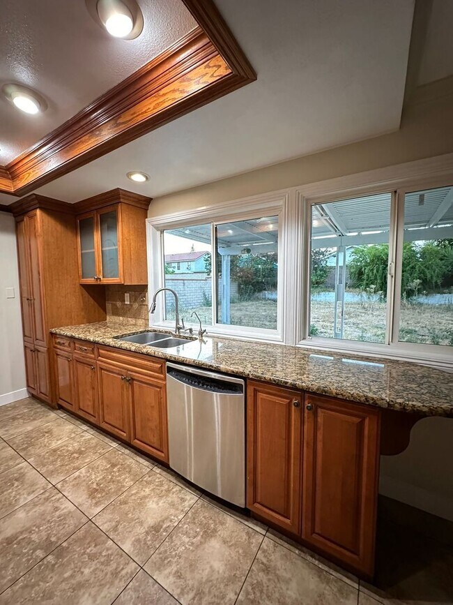 Building Photo - Ontario single house 4 beds 3 baths for lease