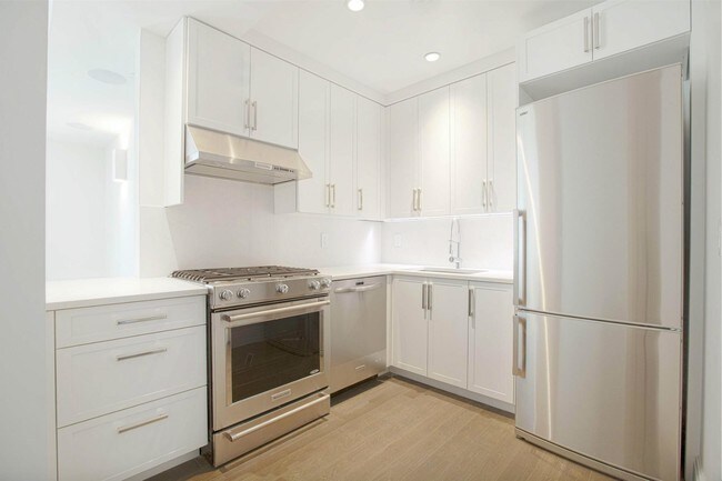 Building Photo - 154 W 70th St