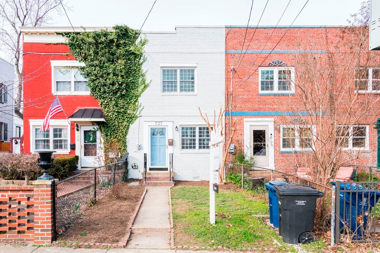 Renovated, two-level townhome in Alexandria, Virginia. - 737 Bernard St