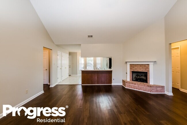 Foto del edificio - 6441 Shadow Cross Ln