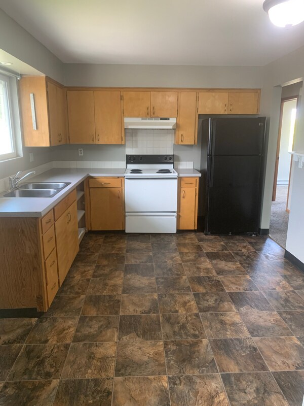 Building Photo - 610 Villard St