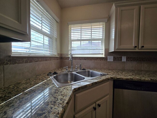 Foto del edificio - AVAILABLE NOW!