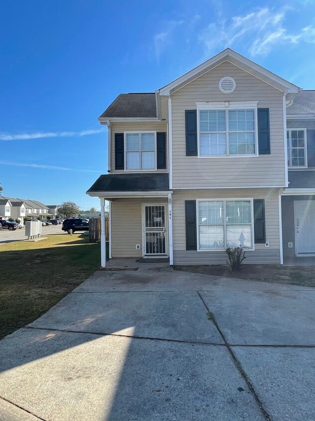 Foto principal - Spacious 4 Bedroom Townhome in Jackson wit...