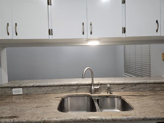 Foto del edificio - 2305 Cottonwood Dr