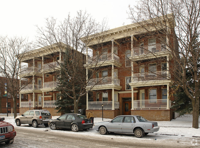 Building Photo - Grand & Avon Apartments