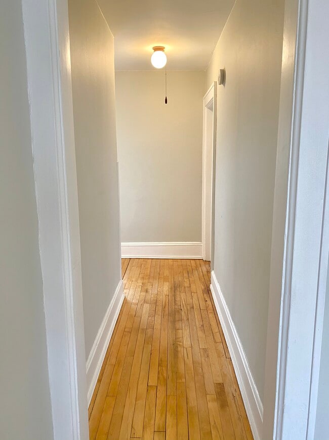 Pasillo - 618 Adams Street NE