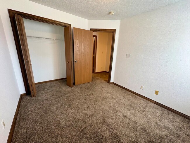 Building Photo - 1443 Blue Brook Way
