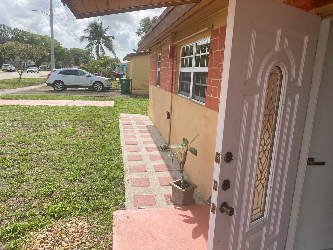 Foto principal - 0000 SW 25th St
