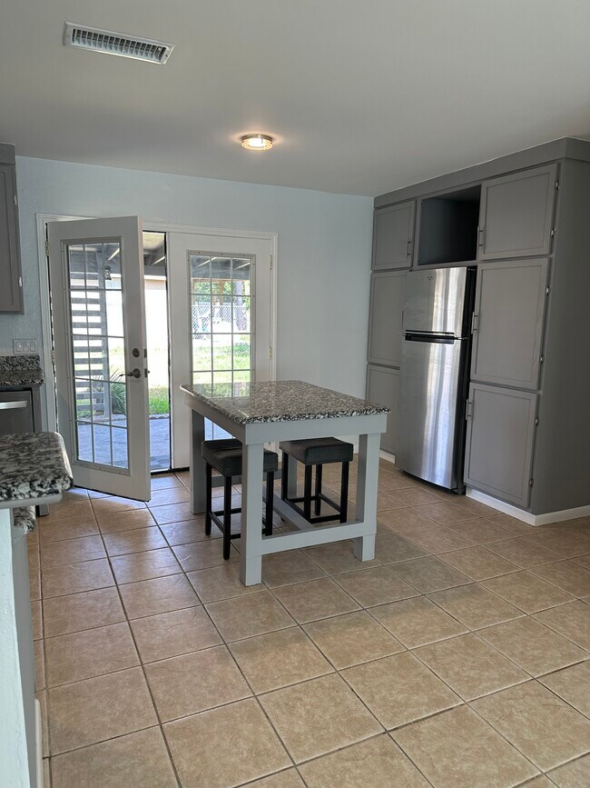 Building Photo - 170 Downs Dr