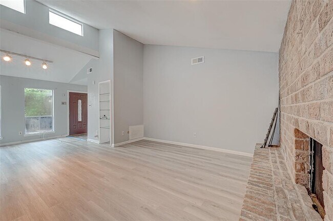Building Photo - 10710 Sandpiper Dr