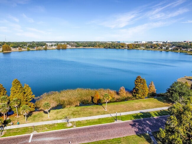 Foto del edificio - Discover lakeside living at its finest.