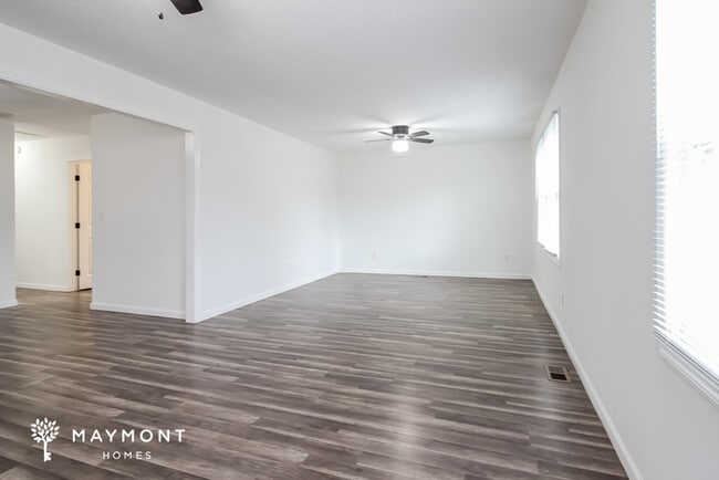 Building Photo - 126 Saturn Ln