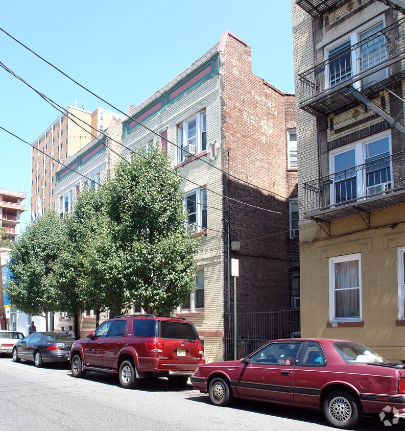Building Photo - 410 62nd St