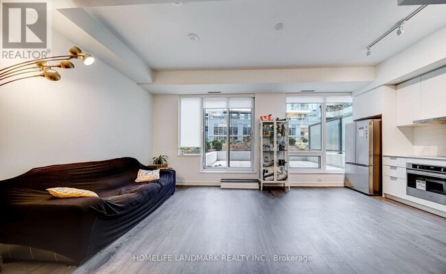 Building Photo - 8 Olympic Gdn Dr