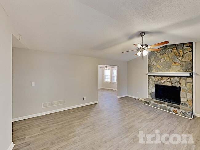 Building Photo - 199 Spring Dr