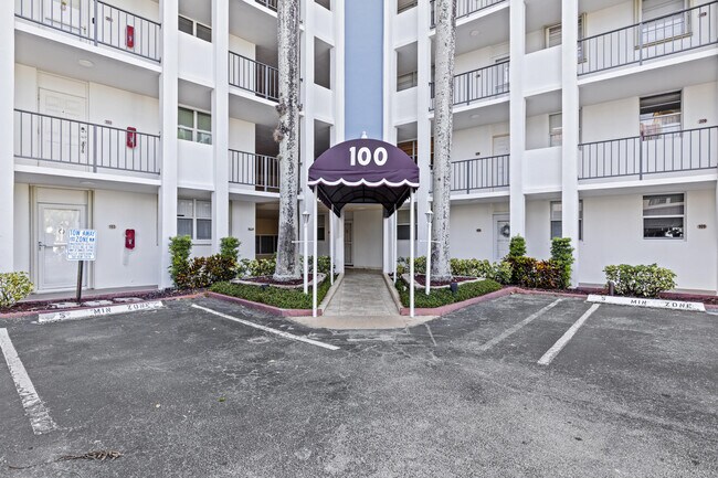 Foto del edificio - 100 Paradise Harbour Blvd