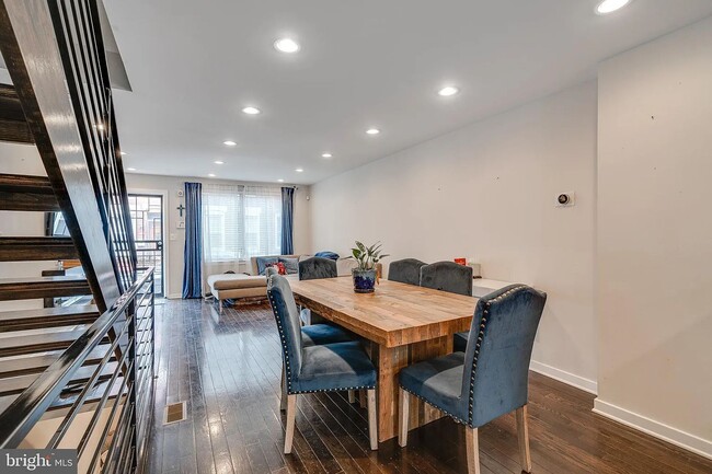 Building Photo - Beautiful 3 bed 3 full bath home available...