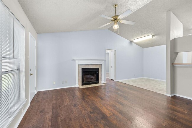 Building Photo - 6002 Parkwood Dr