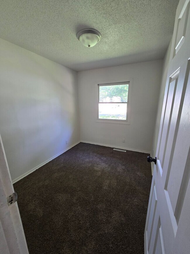 Building Photo - Charming 3 bed 1 bath house with large yard!