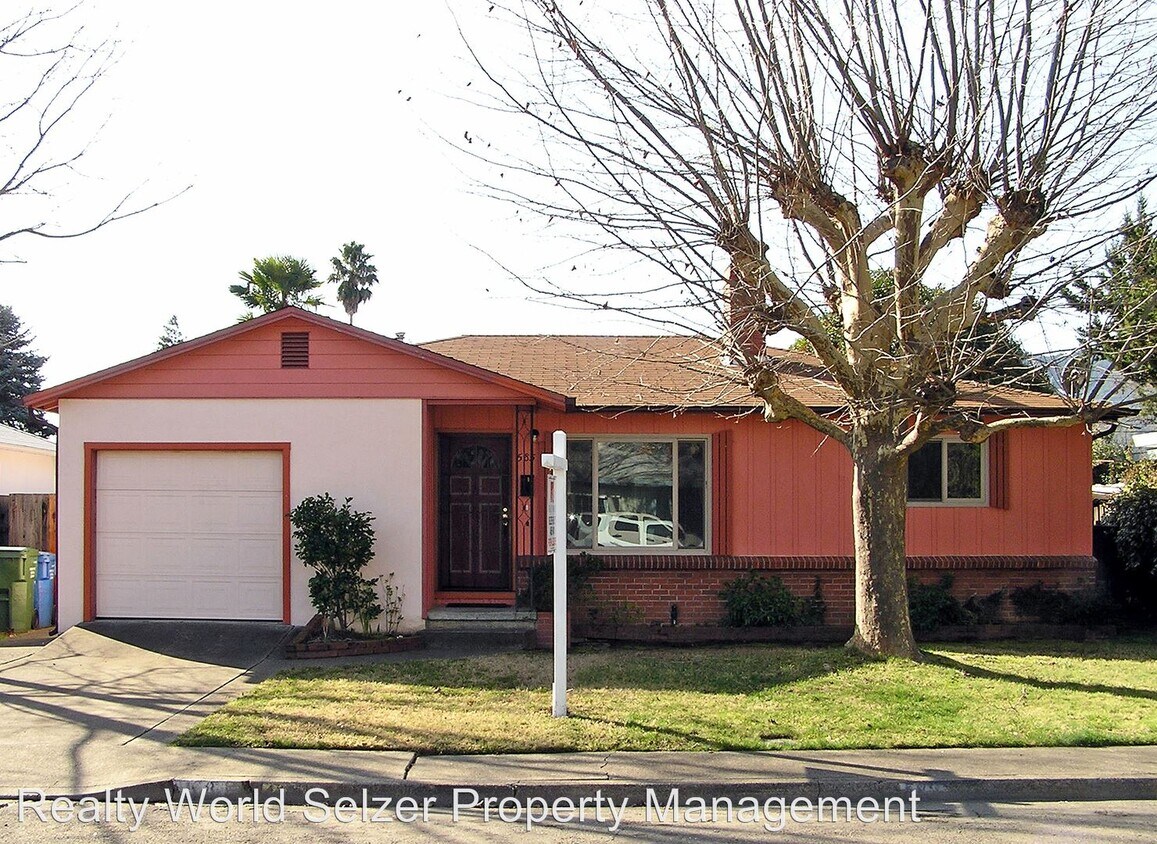 Primary Photo - 3 br, 1 bath House - 585 Stella Dr.