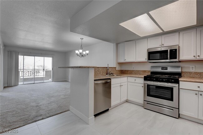 Foto del edificio - 8070 W Russell Rd