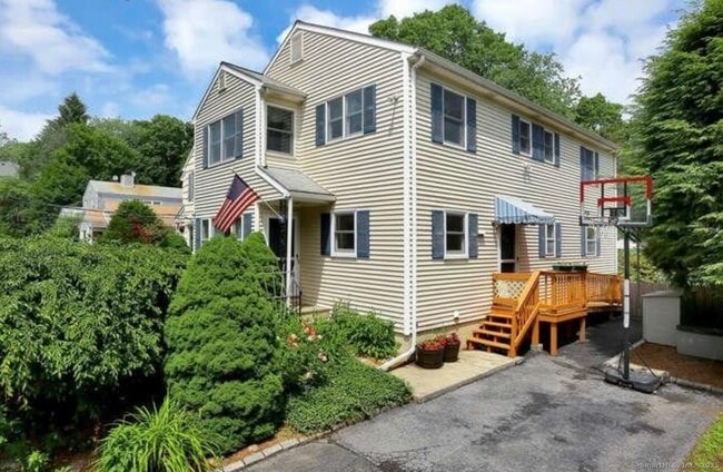 Building Photo - 233 Hoyt St