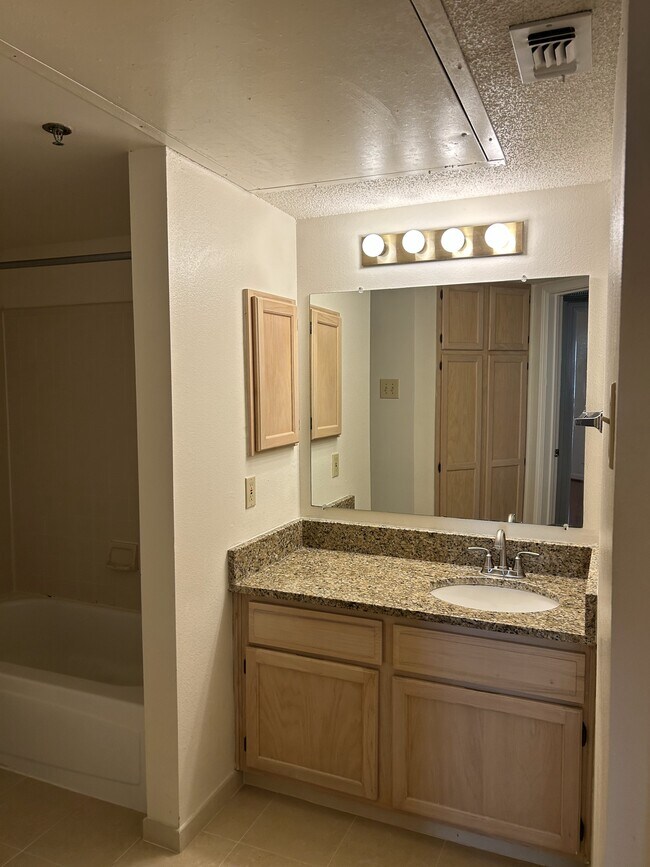 Baño - 1524 Lincoln Way