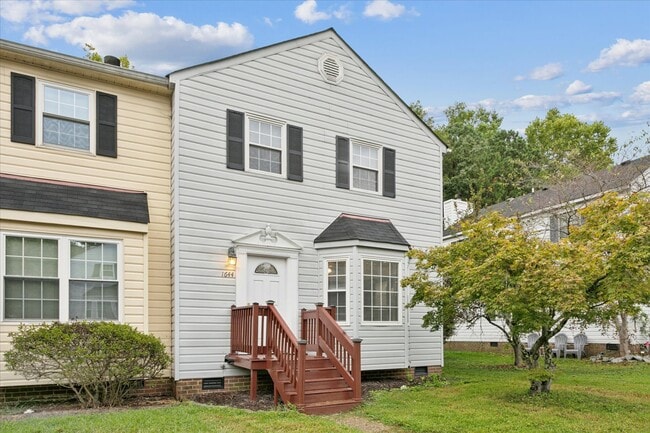 Welcome home to this gorgeous 3 bedroom, 2.5 bath home with a fully fenced backyard - 1644 Skiffes Creek Cir