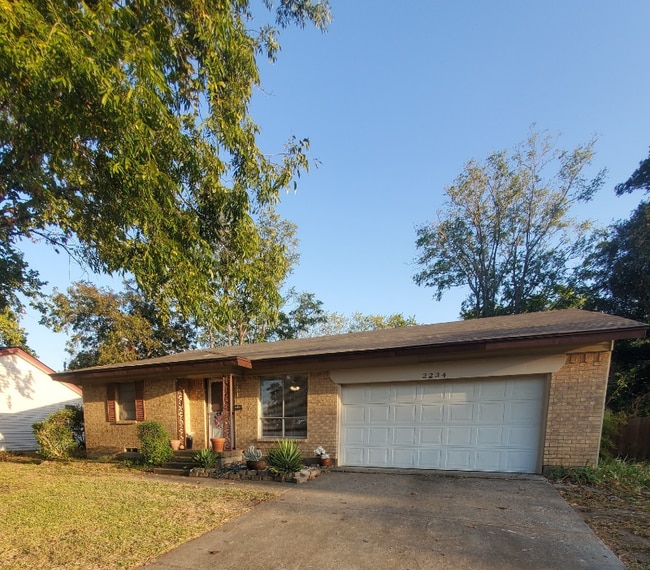 Building Photo - 2234 Sussex Dr