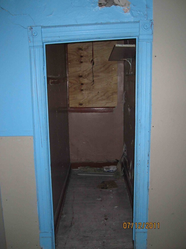 Interior Photo - 8707 S Escanaba Ave