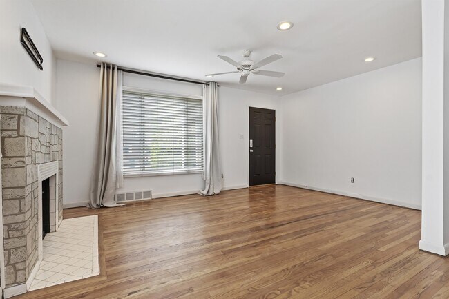 Building Photo - 924 Signora Dr