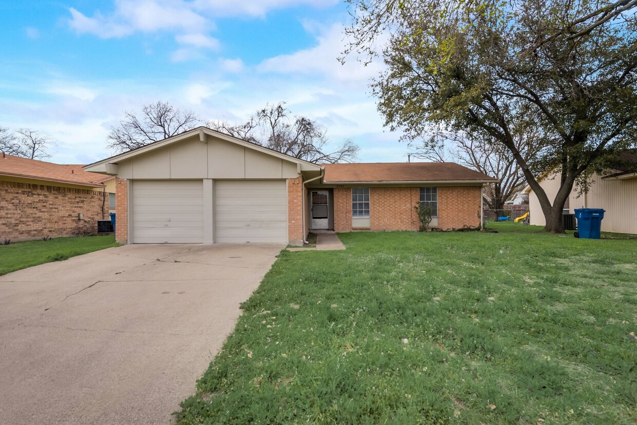 Foto principal - Move in ready Garland home with 4 bedrooms!