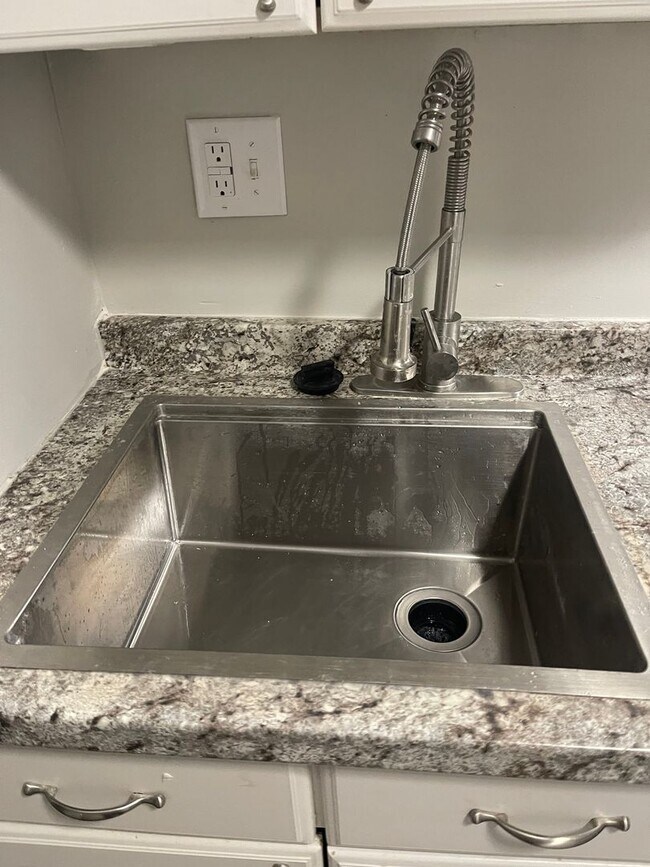 Building Photo - Argentine Studio Apartment available NOW