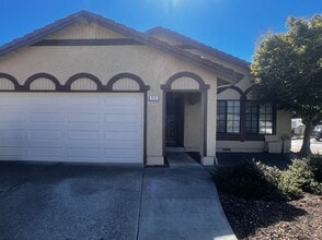 Building Photo - 515 Acadia Dr