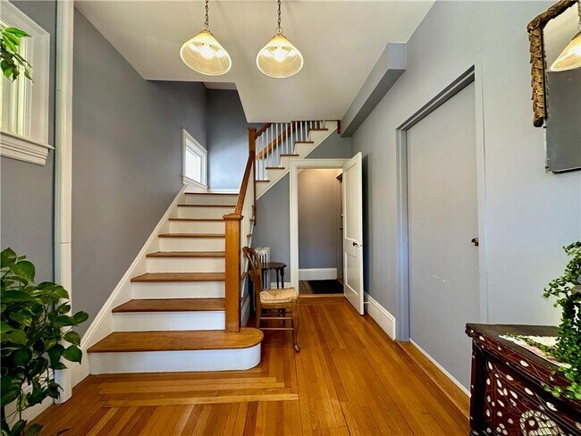 Building Photo - 214 Rochambeau Ave