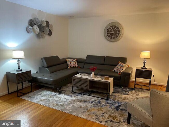 Foto del edificio - 6711 Beddoo St