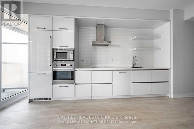 Building Photo - 2221 Yonge St