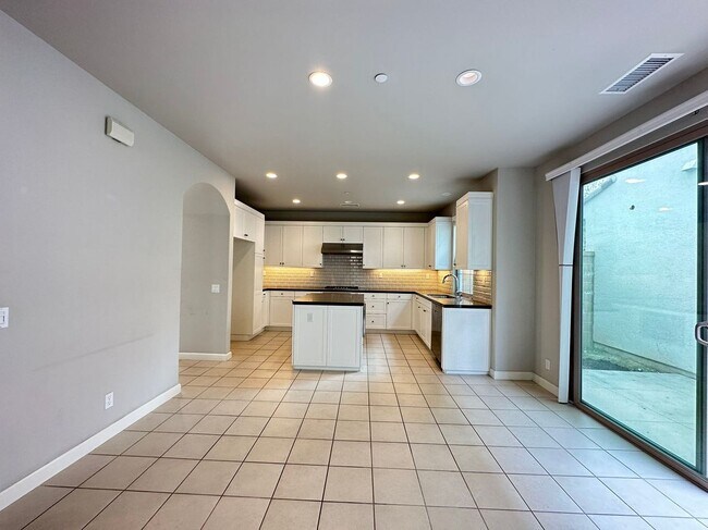 Foto del edificio - 4 BEDROOM HOME FOR LEASING IN Irvine