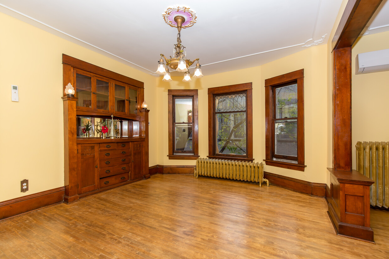 Dining Room with crown molding ceiling - 715 5th St SE