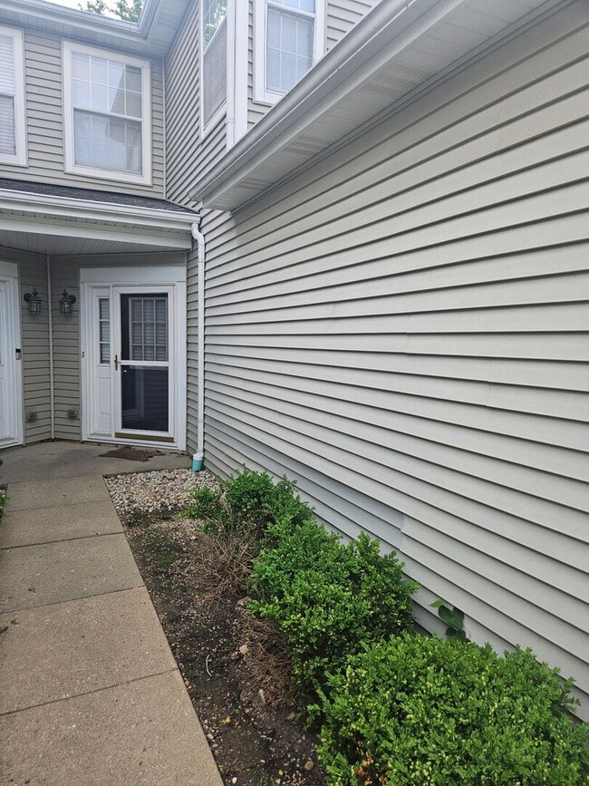 Building Photo - 348 Fallbrook Ct