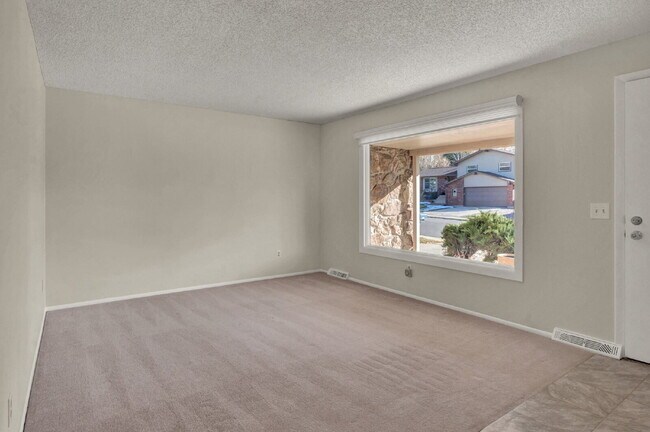 Foto del edificio - Updated 4-Bedroom Home in DTC – Vaulted Ce...