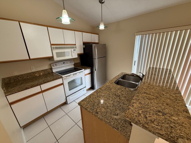 Building Photo - EAST ORLANDO: 3 bed/2 bath, 2 Car Garage A...