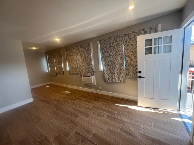 Foto del edificio - 14921 Vanowen St