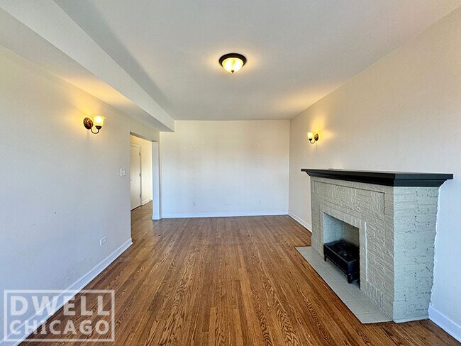 Foto del edificio - 2432 N Milwaukee Ave