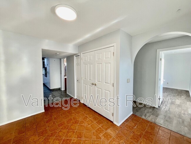 Building Photo - 3779-3779 Carrall Rd