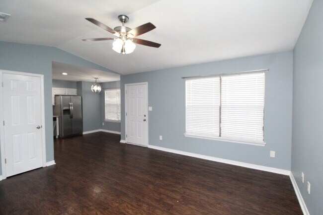 Foto del edificio - Private Cul-de-Sac Living — 3BR Home Featuring Open Layout, Wooded Backyard Views & Stylish Updat...