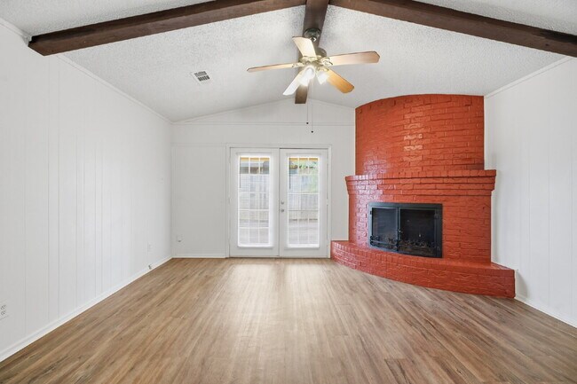Foto del edificio - Prime Location | 2-Bed, 2-Bath with Fireplace and Patio